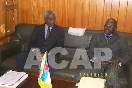 Le ministre d'Etat Cyriaque Gonda et l'ambassadeur Albert Akedengue