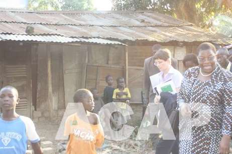 Mme Obiageli Ezekweseli visitant les quartiers sinistrés de Yapelé et Bacongo (ph. YAKA MAIDE/Acap)