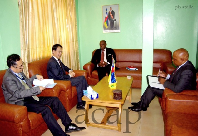 Le Ministre Kazagui et son hôte, l'Ambassadeur Ma Fulin