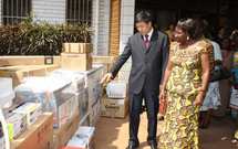 L'ambassadeur Shi Hu présentant à Mme Marguérite Kofio les matériels (Ph Koutou/Acap)