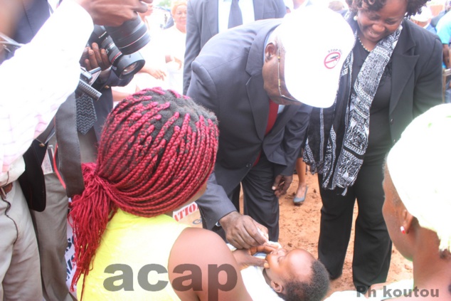 Le Premier-ministre Simplice Mathieu Sarandji vaccinant un enfant