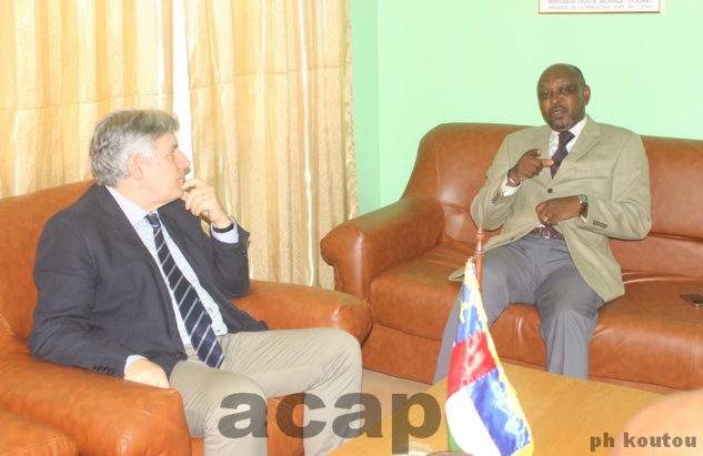 L'Ambassadeur Christian Bader (g.) et le Ministre Ange Maxime Kazaguiet
