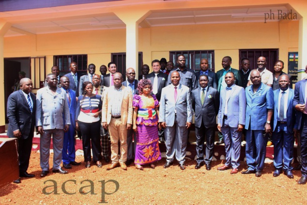 Photo de famille avec le Président Touadéra (centre) devant le centre de Bogoula