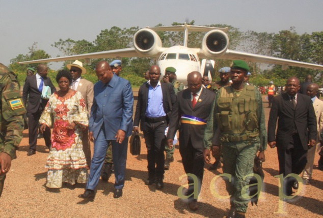 Le Président Faustin Archange Touadéra, à son arrivée à l'aéroport de Berbérati (photo R. Molenguela/ACAP) Le Président Faustin Archange Touadéra, à son arrivée à l'aéroport de Berbérati (photo R. Molenguela/ACAP)