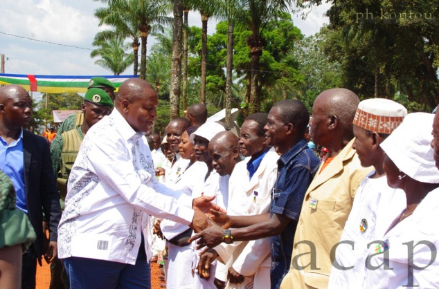 Le Président Touadéra saluant les notables de Berbérati (photo D. Koutou)