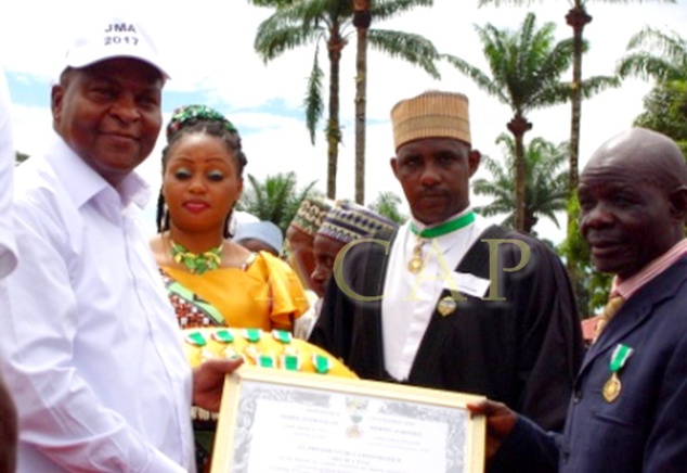 Le Président Touadéra remettant une distinction honorifique à un éleveur à Berbérati (Photo D. Koutou, ACAP)