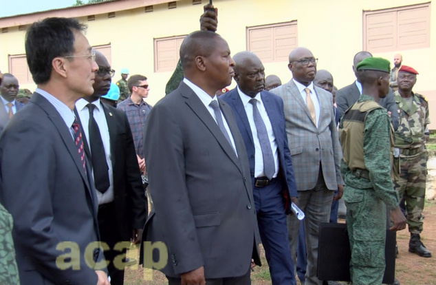 Le Président Faustin Archange Touadéra (au premier plan) au Camp Kassaï en compagnie de l'Ambassadeur de Chine Ma Fulin et du Premier-ministre Simplice Mathieu Sarandji Le Président Faustin Archange Touadéra (au premier plan) au Camp Kassaï en compagnie de l'Ambassadeur de Chine Ma Fulin et du Premier-ministre Simplice Mathieu Sarandji