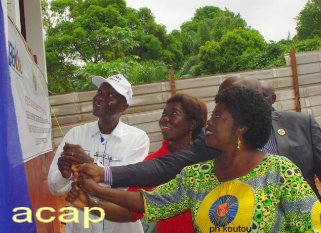 Le ministre de l'Agriculture Honoré Feïzouré (blanc) inaugurant l'abattoir de Berbérati en compagnie du préfet de la Mambéré-Kadéï, Philomène Dounda