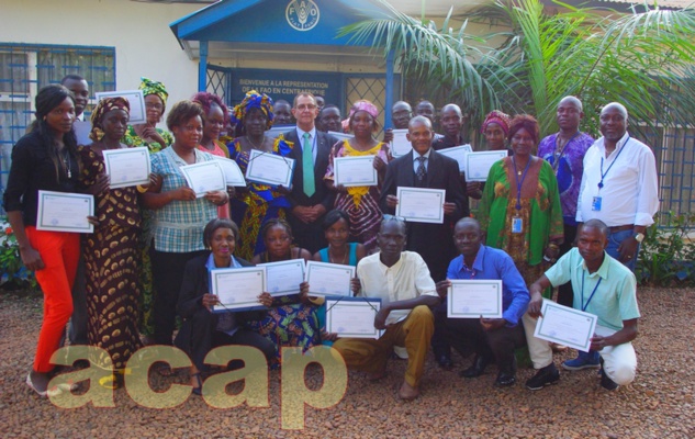 Photo de famille après la clôture de la formation avec le Représentant de la FAO, Jean Alexandre Scaglia