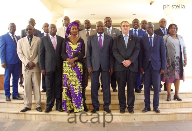 Photo de famille après l'ouverture de l'atelier de validation