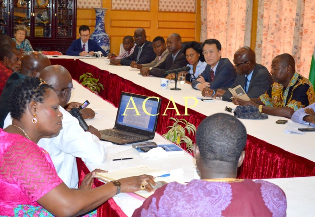 L’ambassadeur de Chine avec quelques journalistes centrafricains