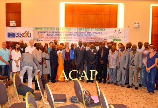 Photo de famille du ministre et des participants