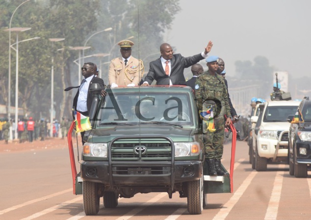 Le président Touadéra passant les troupes en revue avant la parade militaire