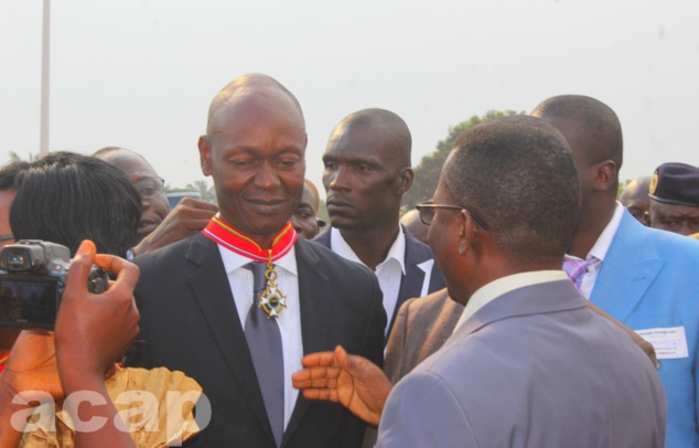 Le directeur de l'ACAP recevant sa décoration le 30 novembre à Bangui