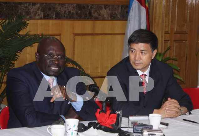 l'ambassadeur centrafricain emmanuel Touaboy et son homogue chinois Shi Hu, le 3 février 2010 à Bangui (Ph. Rodrigue Molenguela)