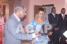 Mme Ambroisine Kpongo recevant un ordinateur portable des mains de l'Ambassadeur du Maroc (photo Molenguela/Acap)