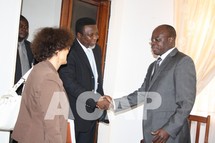 Mme Jelena Pantelic (à gauche) et M. Eric Chinje accueillis au ministère de la Communication par le ministre d'Etat Cyriaque Gonda (photo D. Koutou/Acap)