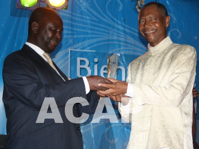 Le Consul du Gabon reçoit le trophée de la consolidation de la paix des mains du président Bozizé (photo D. Koutou/Acap)