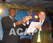 Le ministre d'Etat aux Transports, Parfait Mbay, remettant le trophée de la meilleure entreprise au plan économique et financier au patron de Total Centrafrique (photo D. Koutou/Acap)