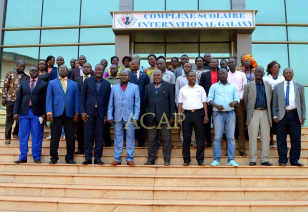 Photo de famille des délégués autour du Dircab du Plan et de la coopération