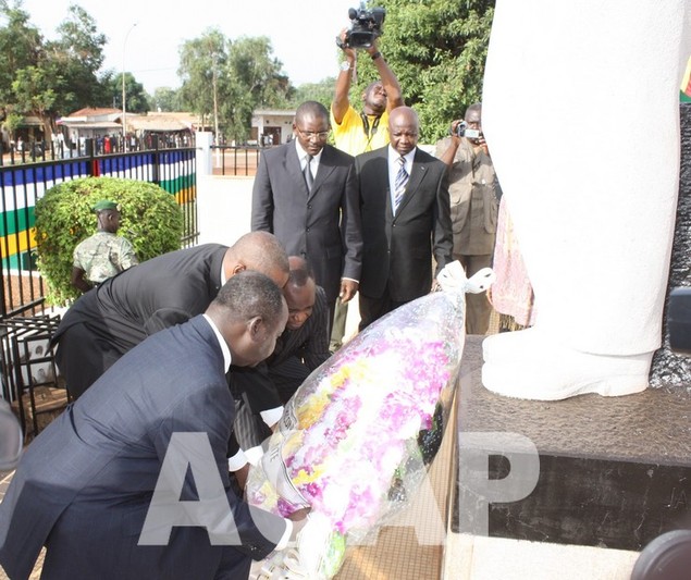 Dépôt de gerbes de fleurs au monument Boganda à l'occasion du 51e anniversaire de son décès