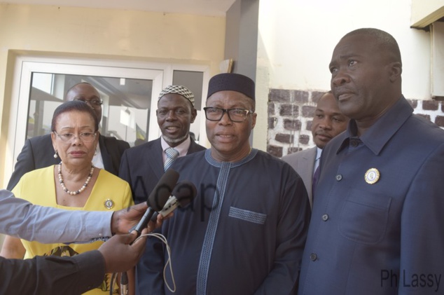 le présidents Tabé Gbian et Alfred Taïnga Poloko, mardi 30 janvier à l'aéroport Bangui M'poko