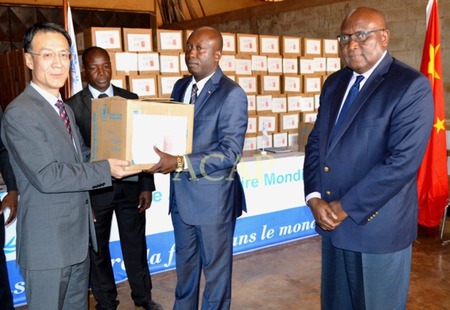 Remise symbolique du don par l'ambassadeur Ma Fulin au Ministre Touaboy, en présence du représentant du PAM Remise symbolique du don par l'ambassadeur Ma Fulin au Ministre Touaboy, en présence du représentant du PAM