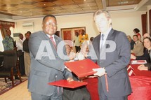 Le général Gambi et Antoine Joyandet lors de l'échange des documents (photo D. Koutou/Acap)