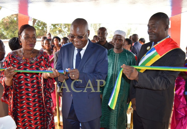 La coupure du ruban symbolique par le Premier ministre Sarandji