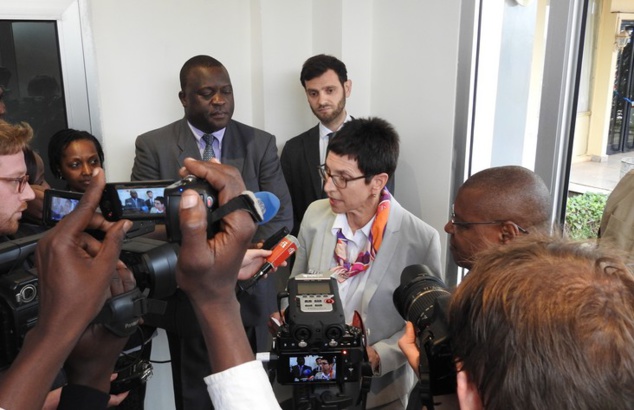 Ursula Mueller s'entretenant avec la presse à l'aéroport de Bangui M'poko