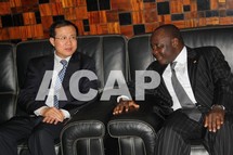 M. Fu Ziying accueilli à l'aéroport Bangui M'poko par le ministre centrafricain du Plan, Sylvain Maliko (photo D. Koutou/Acap)