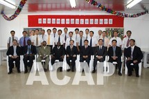 Photo de famille sanctionnant la fin d ela visite de M. Fu Ziying à l'hôpital de l'Amitié de Bangui (photo D. Koutou/Acap)