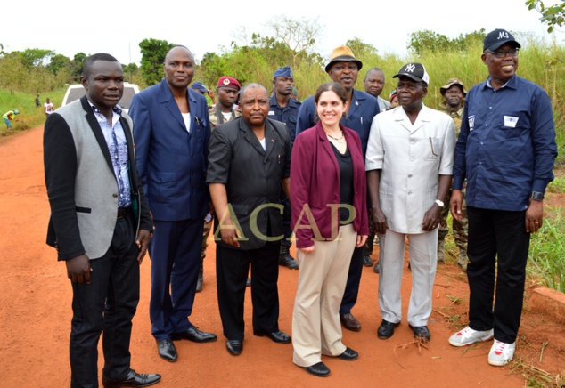 Photo de famille des membres du gouvernement, représentant de la Banque mondiale et responsables de AGETIP-CAF