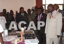 François Bozizé (premier plan) visite une exposition après l'ouverture de la 5ème assemblée générale du CNLS (photo D. Koutou/Acap)