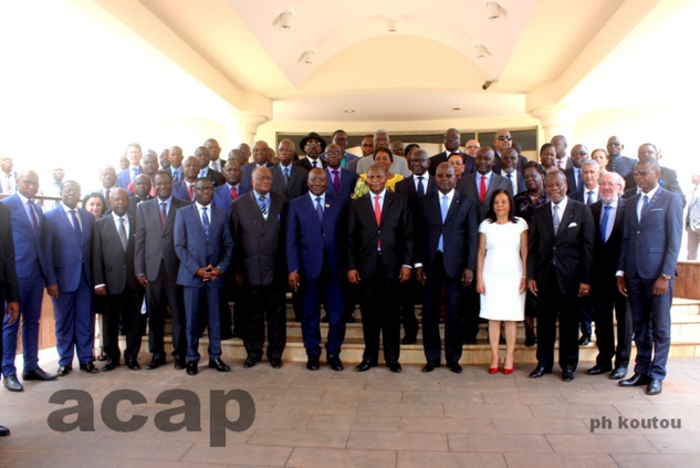 Photo de famille des participants, après l'ouverture officielle de la retraite