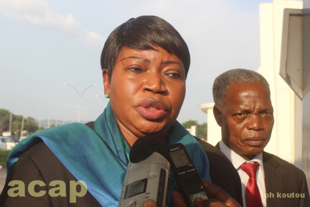 Fatou Bensouda et Maître Jean-Louis Opalégna, mardi 20 mars 2018 à l'aéroport de Bangui M'poko