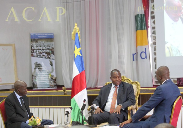 Le Président Touadéra défend son bilan à mi-mandat face à la presse  