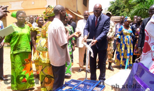 Le ministre de l'Economie, Félix Moloua, remettant les kits aux heureux bénéficiaires