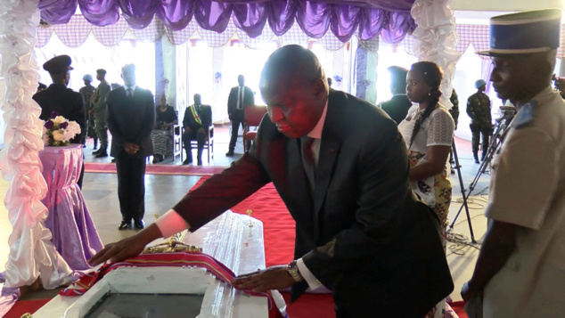 Le Président Touadéra posant une distinction honorifique sur le cercueil de Michel Adama Tamboux (photo TVCA) Le Président Touadéra posant une distinction honorifique sur le cercueil de Michel Adama Tamboux (photo TVCA)
