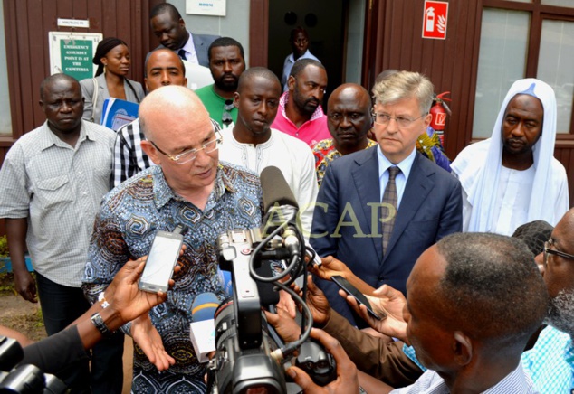 Smaïl Chergui et Jean-Pierre Lacroix, jeudi 12 avril avec des habitants du Kilomètre 5
