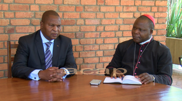 Le Président Faustin Archange Touadéra (g) et le Cardinal Dieudonné Nzapalaïnga, lors de la visite du chef de l'Etat à l'Archevêché de Bangui, mercredi 2 mai Le Président Faustin Archange Touadéra (g) et le Cardinal Dieudonné Nzapalaïnga, lors de la visite du chef de l'Etat à l'Archevêché de Bangui, mercredi 2 mai