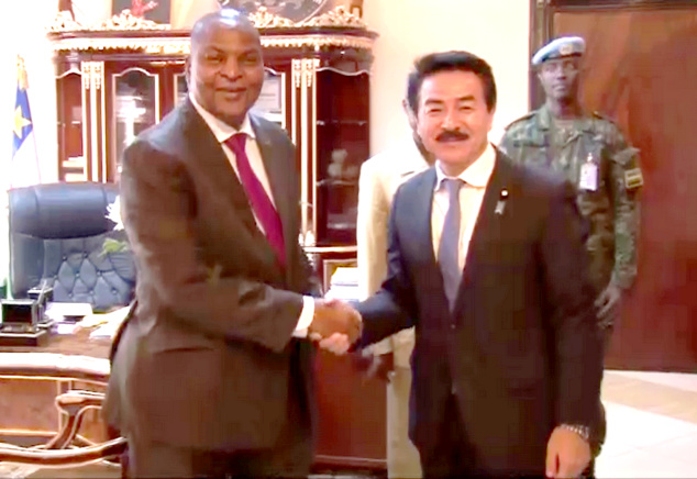 Le Président Touadéra et le ministre Masahisa Sato