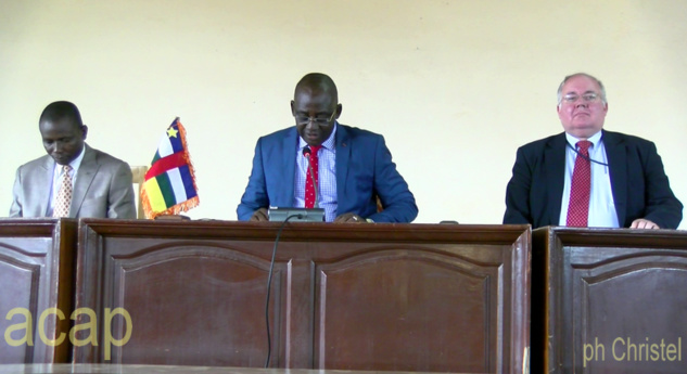 Le président du Haut Conseil de la Communication, José Richard Pouambi (centre) lors de son discours d'ouverture de la campagne