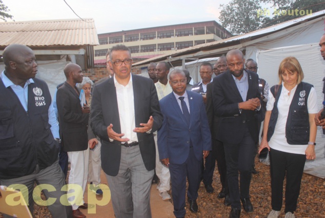 Le Dr Tedros Adhanom Ghebreyesus visitant le centre de prise en charge des épidémies de l'hôpital général de Bangui en compagnie du ministre centrafricain de la Santé, Pierre Somsé