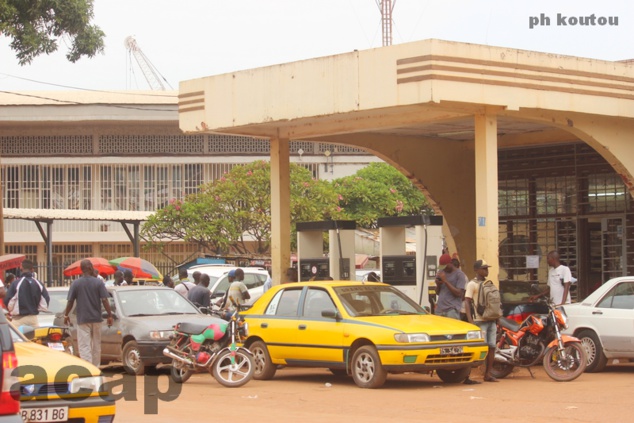 Une file de voitures devant une station-service au centre-ville de Bangui