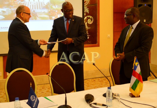 Le ministre Félix Moloua recevant son exemplaire des cahiers économiques des mains de M. Robert Bou Jaoude de la Banque mondiale