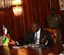 Le président François Bozizé met en garde les membres du Bureau de la Commission Electorale Indépendante. Le président François Bozizé met en garde les membres du Bureau de la Commission Electorale Indépendante.