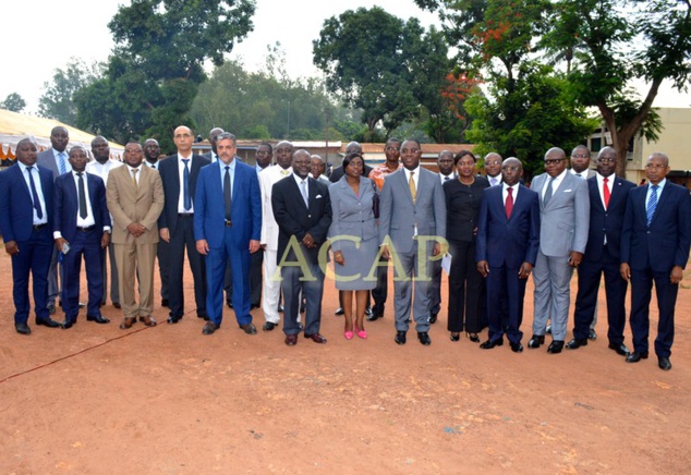 Photo de famille du ministre des Finances et du Budget, avec les directeurs généraux des banques et autres invités Photo de famille du ministre des Finances et du Budget, avec les directeurs généraux des banques et autres invités