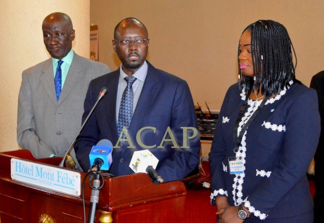 M. Abbas Mahamat Tolli (au milieu) devant la presse