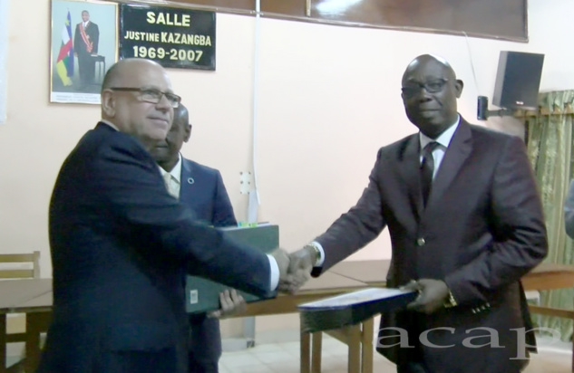 Robert Bou Jaoude et Félix Moloua, après la signature de l'accord